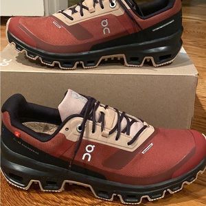 ON Cloudventure waterproof Womens Size 8, Wore Only Twice.